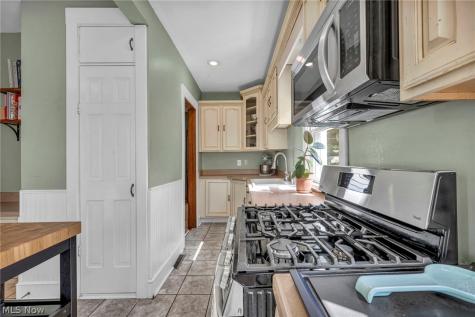 1593 Cohassett Avenue Lakewood OH 44107