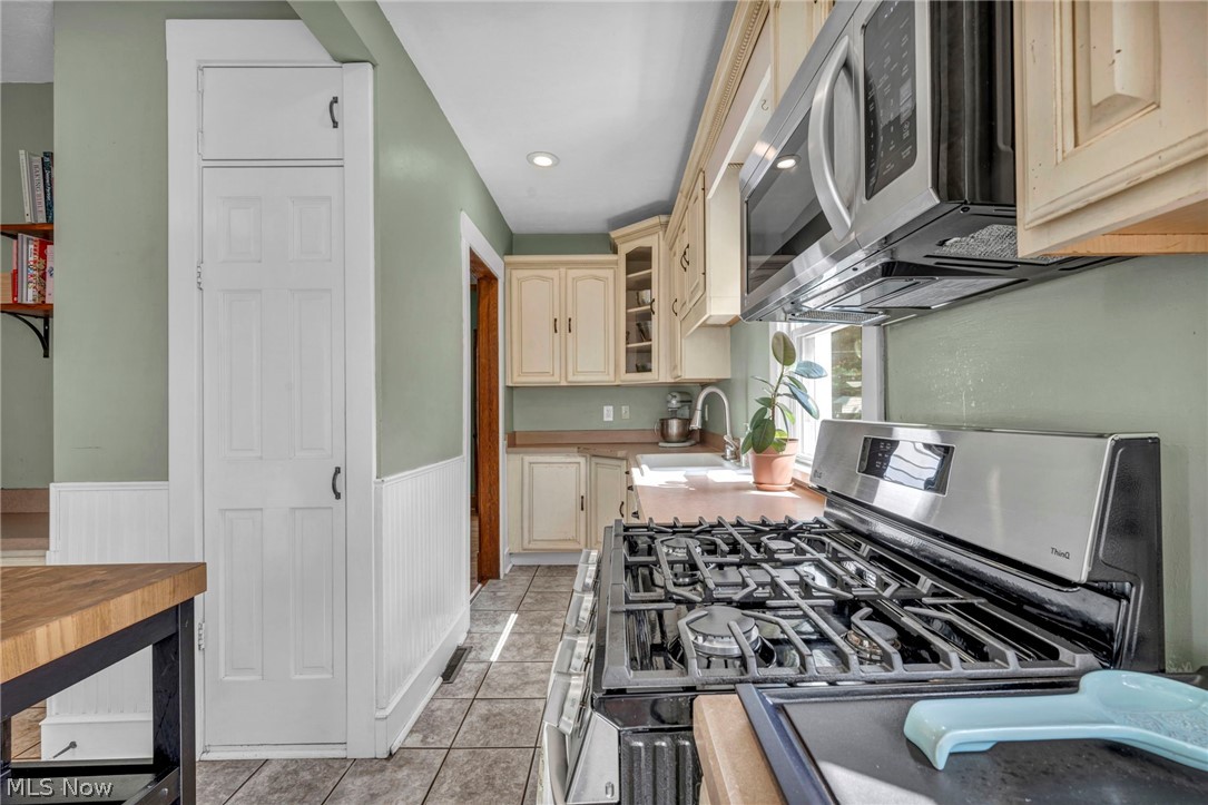 1593 Cohassett Avenue Lakewood OH 44107