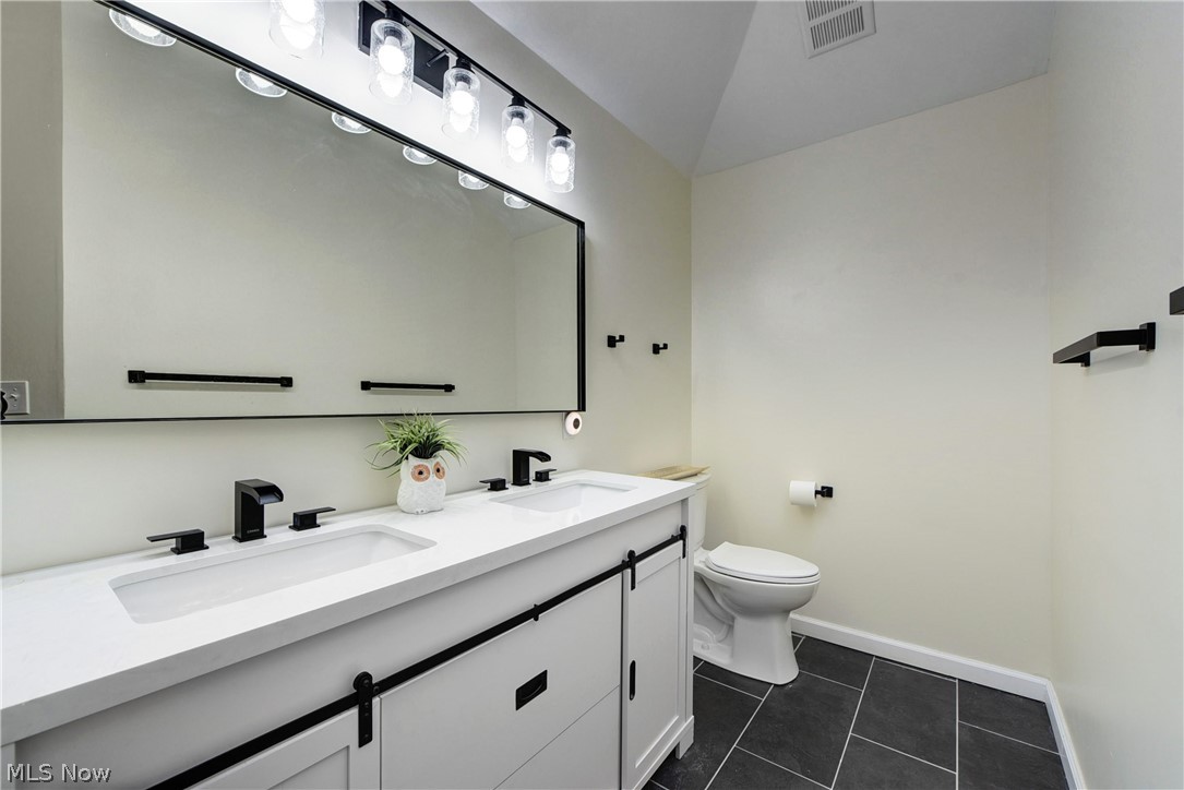 924 Greyton Cleveland Heights OH 44112