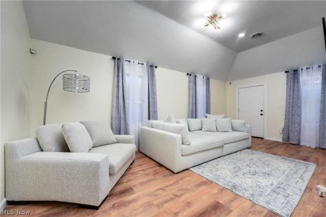 924 Greyton Cleveland Heights OH 44112