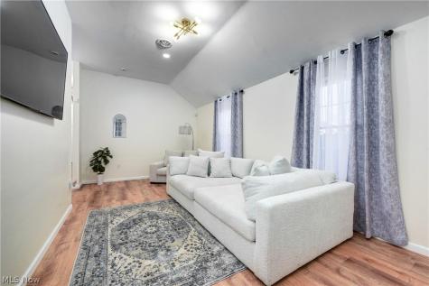 924 Greyton Cleveland Heights OH 44112