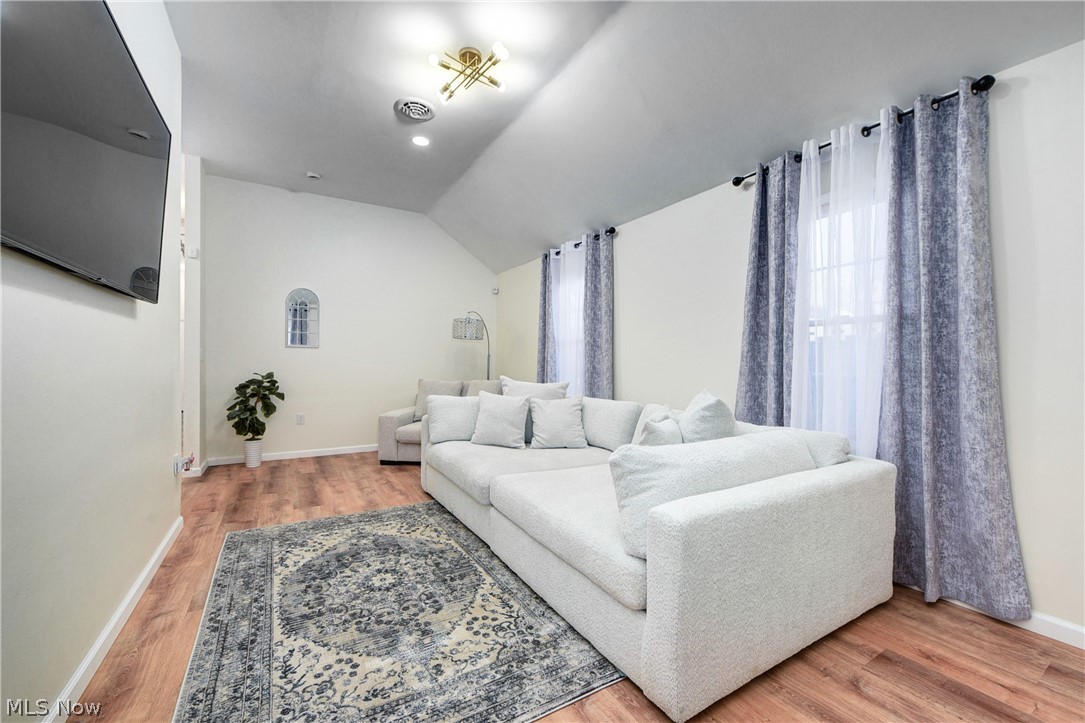924 Greyton Cleveland Heights OH 44112