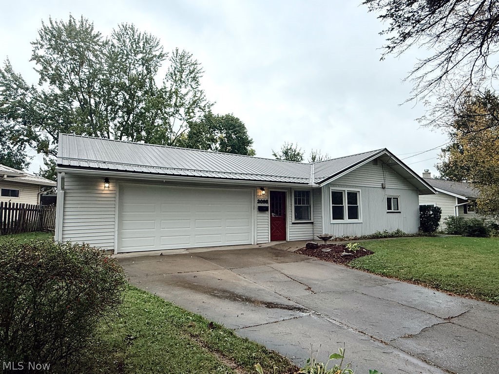 3086 Greenfield Warren OH 44485