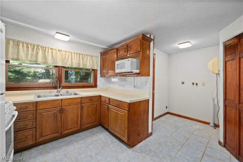 4905 Pinewood Drive Sheffield Lake OH 44054