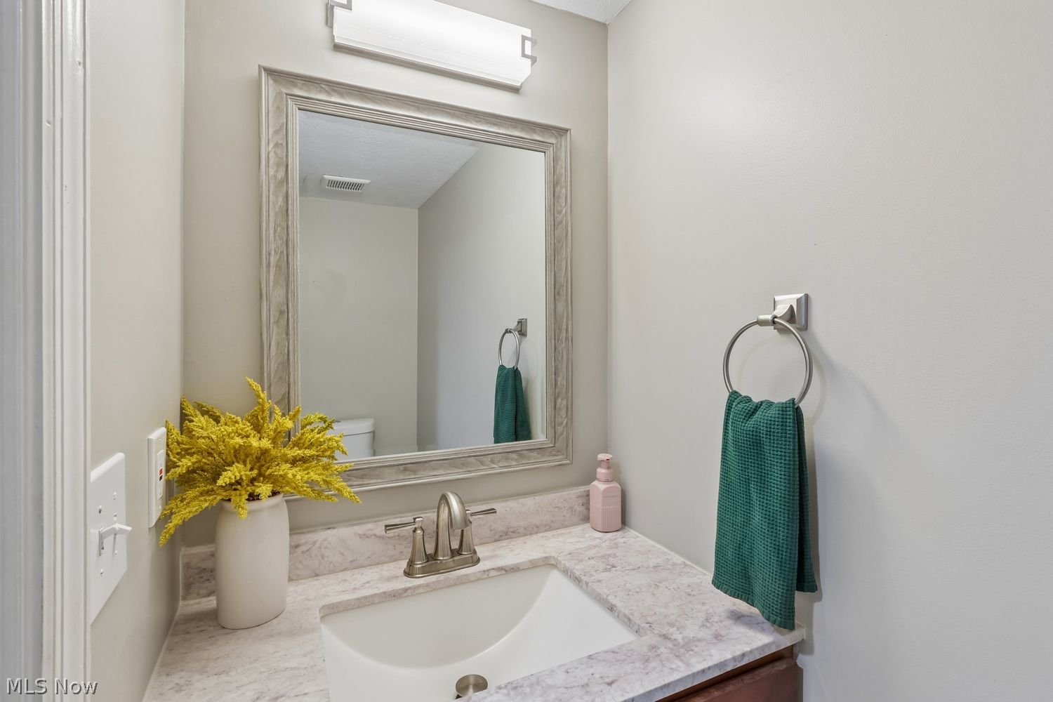 280 S Pine Court Aurora OH 44202