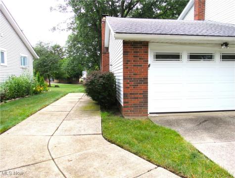 4805 Maple Hill Drive Seven Hills OH 44131