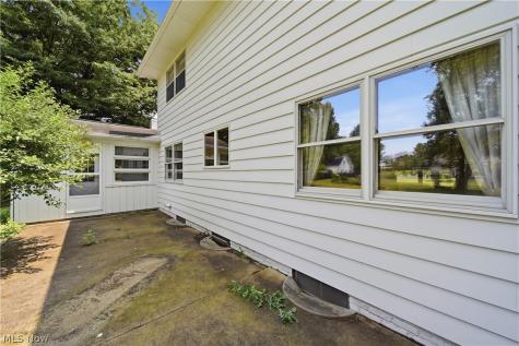 135 Seneca Trail SW Hartville OH 44632