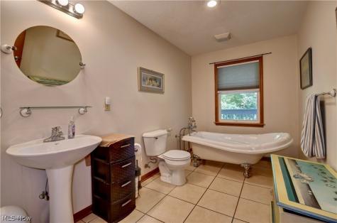 668 Floral Valley Drive E Howard OH 43028