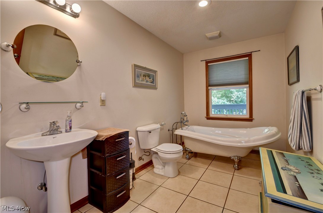 668 Floral Valley Drive E Howard OH 43028