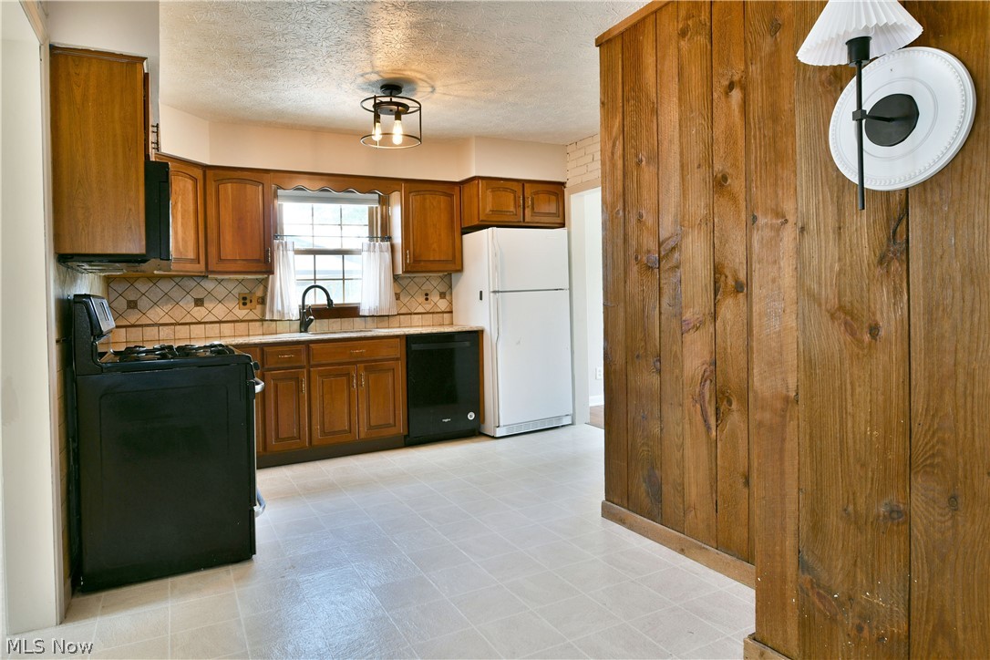 6470 Mahoning Avenue NW Champion OH 44481