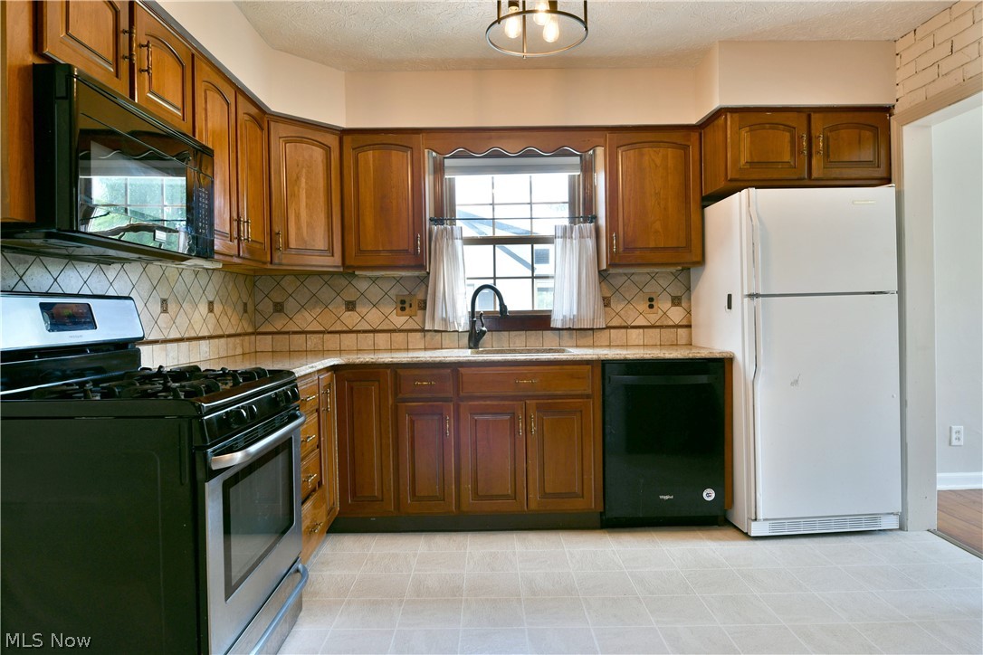 6470 Mahoning Avenue NW Champion OH 44481
