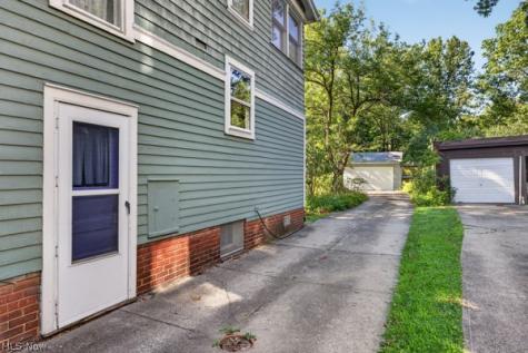 3389 E Monmouth Road Cleveland OH 44118
