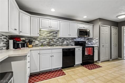 566 Queens Court Copley OH 44321