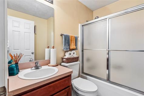 566 Queens Court Copley OH 44321