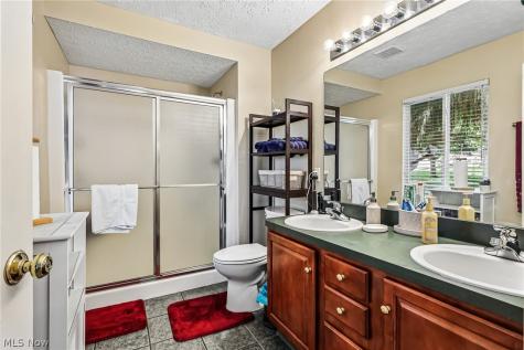 566 Queens Court Copley OH 44321