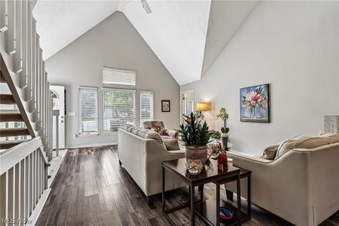 566 Queens Court Copley OH 44321