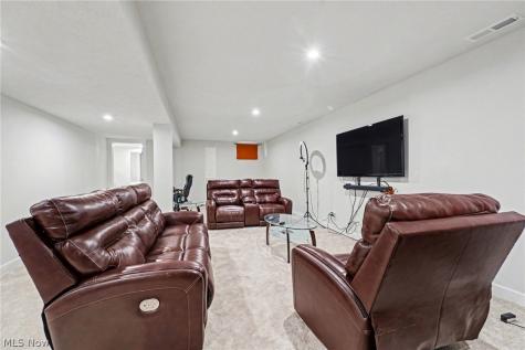 3268 Stoneleigh Road NE Canton OH 44721
