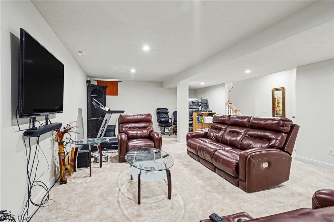 3268 Stoneleigh Road NE Canton OH 44721