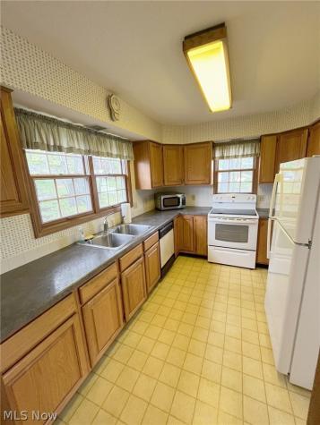 156 W Mohawk Drive Malvern OH 44644