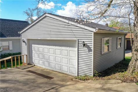 156 W Mohawk Drive Malvern OH 44644