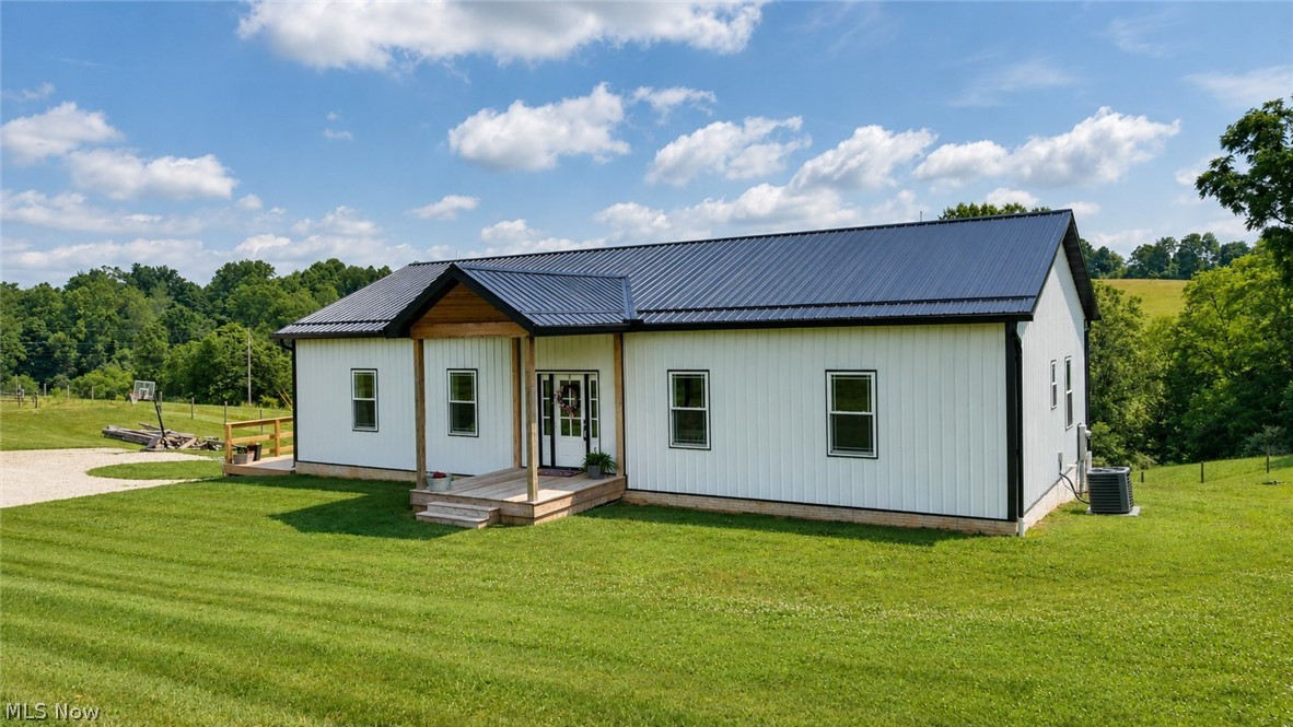 2244 N Parmiter Road NE Mcconnelsville OH 43756