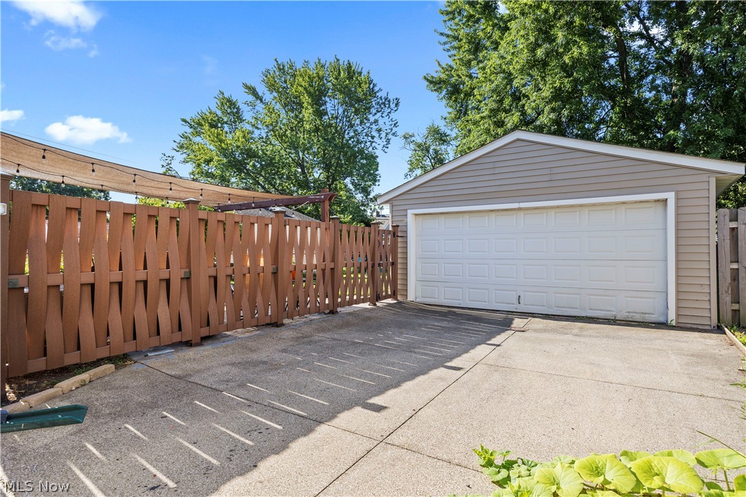 16903 Woodbury Avenue Cleveland OH 44135