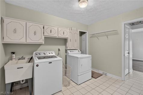 7171 Rustic Oval Seven Hills OH 44131