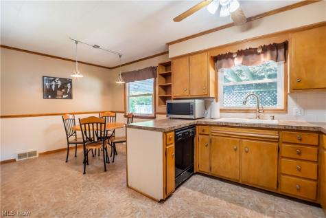 11255 Eleanor Avenue NE Hartville OH 44632