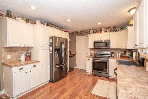 8026 Garnet Avenue NE Canton OH 44721