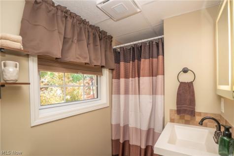 8026 Garnet Avenue NE Canton OH 44721