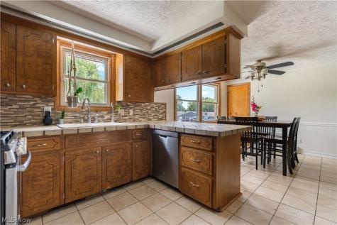 1516 Gulling Avenue Louisville OH 44641