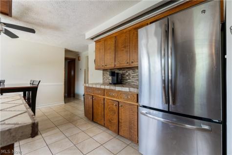 1516 Gulling Avenue Louisville OH 44641