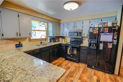 5244 Oakridge Drive Louisville OH 44641