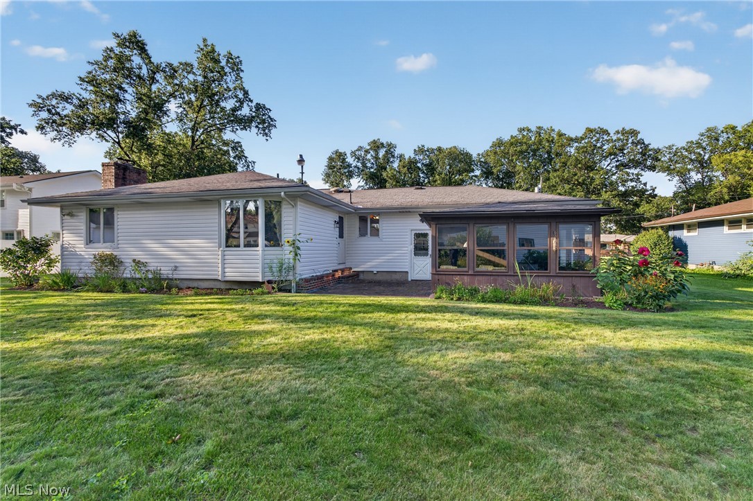1931 Dodge Drive NW Warren OH 44485