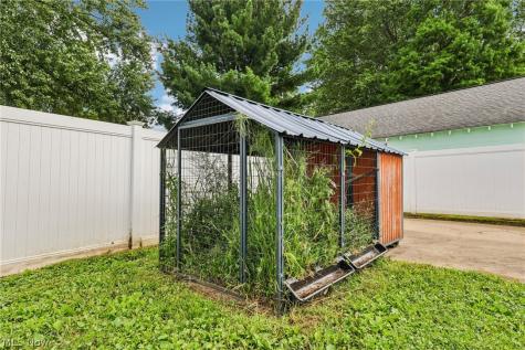 202 N Nickelplate Street Louisville OH 44641