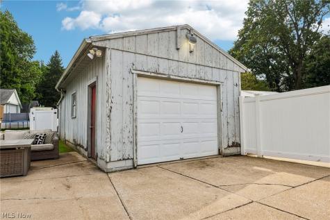 202 N Nickelplate Street Louisville OH 44641
