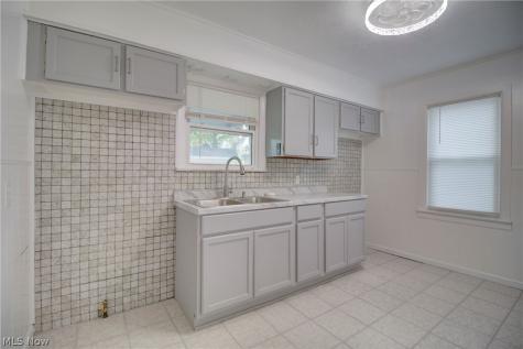 4387 W 56th Street Cleveland OH 44144