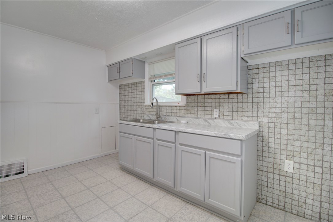4387 W 56th Street Cleveland OH 44144