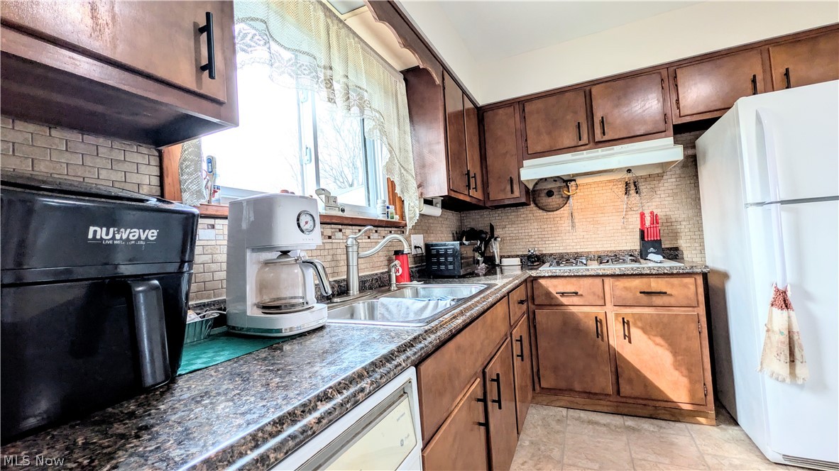 831 Mill Street Conneaut OH 44030