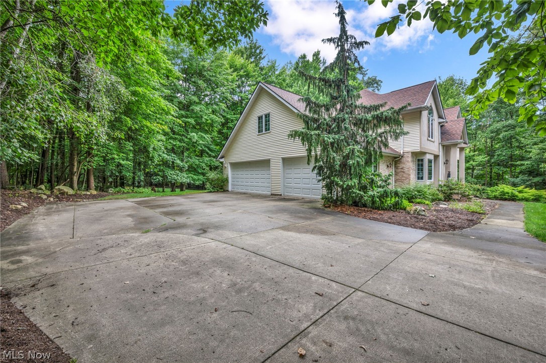 9198 Regency Woods Drive Kirtland OH 44094