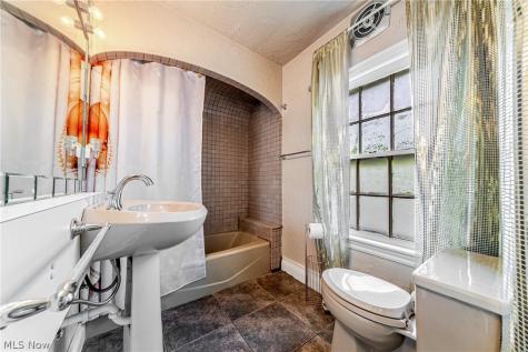 2038 Staunton Road Cleveland Heights OH 44118