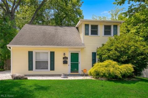 2324 Suncrest Drive Cuyahoga Falls OH 44221-3522