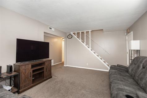 2324 Suncrest Drive Cuyahoga Falls OH 44221-3522