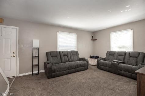 2324 Suncrest Drive Cuyahoga Falls OH 44221-3522