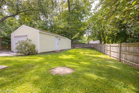 2324 Suncrest Drive Cuyahoga Falls OH 44221-3522