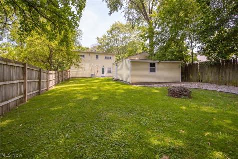 2324 Suncrest Drive Cuyahoga Falls OH 44221-3522