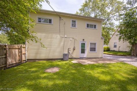 2324 Suncrest Drive Cuyahoga Falls OH 44221-3522