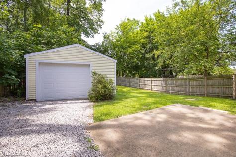 2324 Suncrest Drive Cuyahoga Falls OH 44221-3522