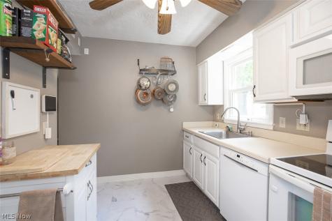 2324 Suncrest Drive Cuyahoga Falls OH 44221-3522