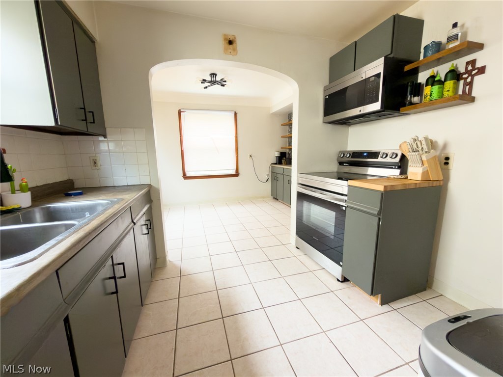 13606 Wainstead Avenue Cleveland OH 44111